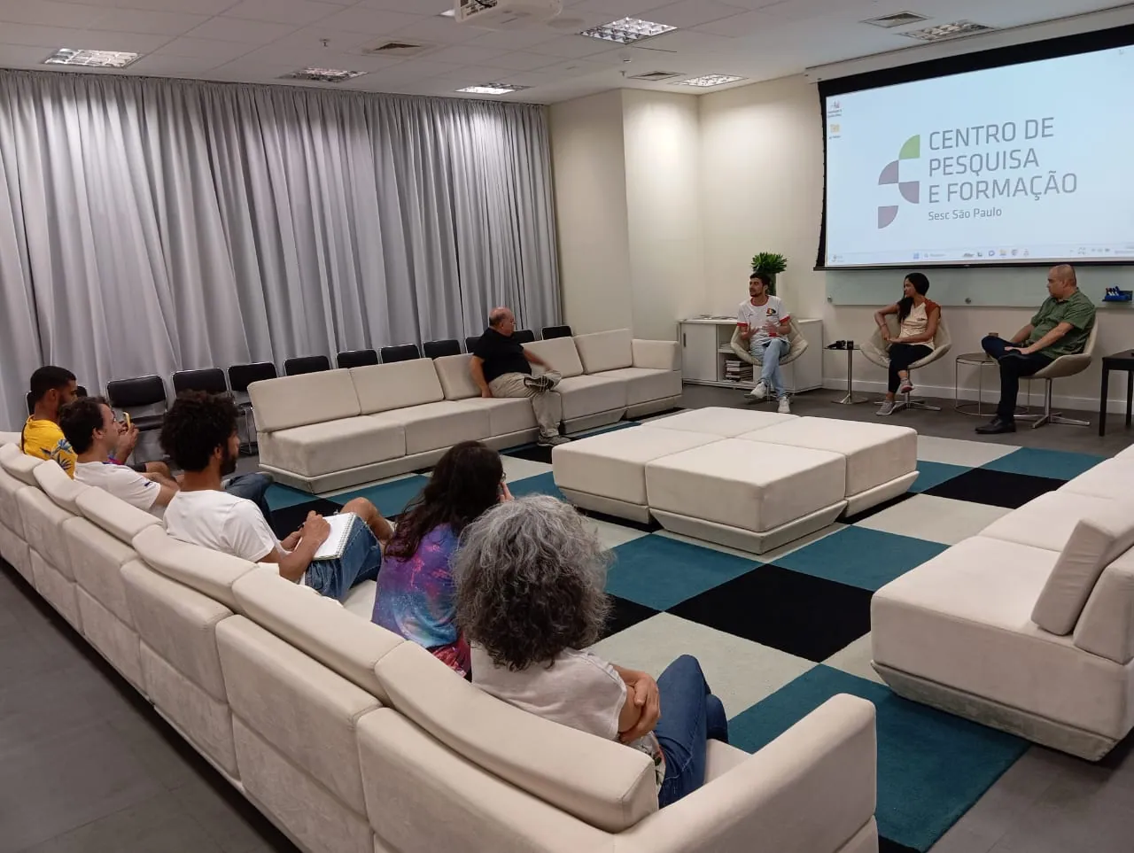 Roda de conversa no Centro de Pesquisa e Formação